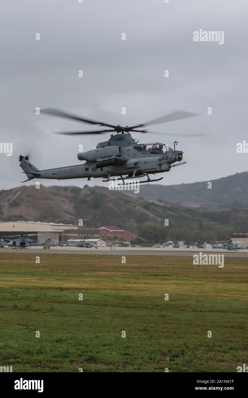 Eine AH-1Z Viper landet in der Nähe des Flug Linie an der Marine Corps Air Station Camp Pendleton, Kalifornien, Sept. 26, 2019. Die air Station betreibt und unterhält eine sichere Flugplatz in Ordnung zu unterstützen ich Marine Expeditionary Force, Marine Corps Base Camp Pendleton Mieter Befehle und besuchen Einheiten aufrecht zu erhalten und Ihre mission Fähigkeiten und zur Bekämpfung der Bereitschaft erhöhen. (U.S. Marine Corps Foto von Lance Cpl. Andrew Cortez) Stockfoto