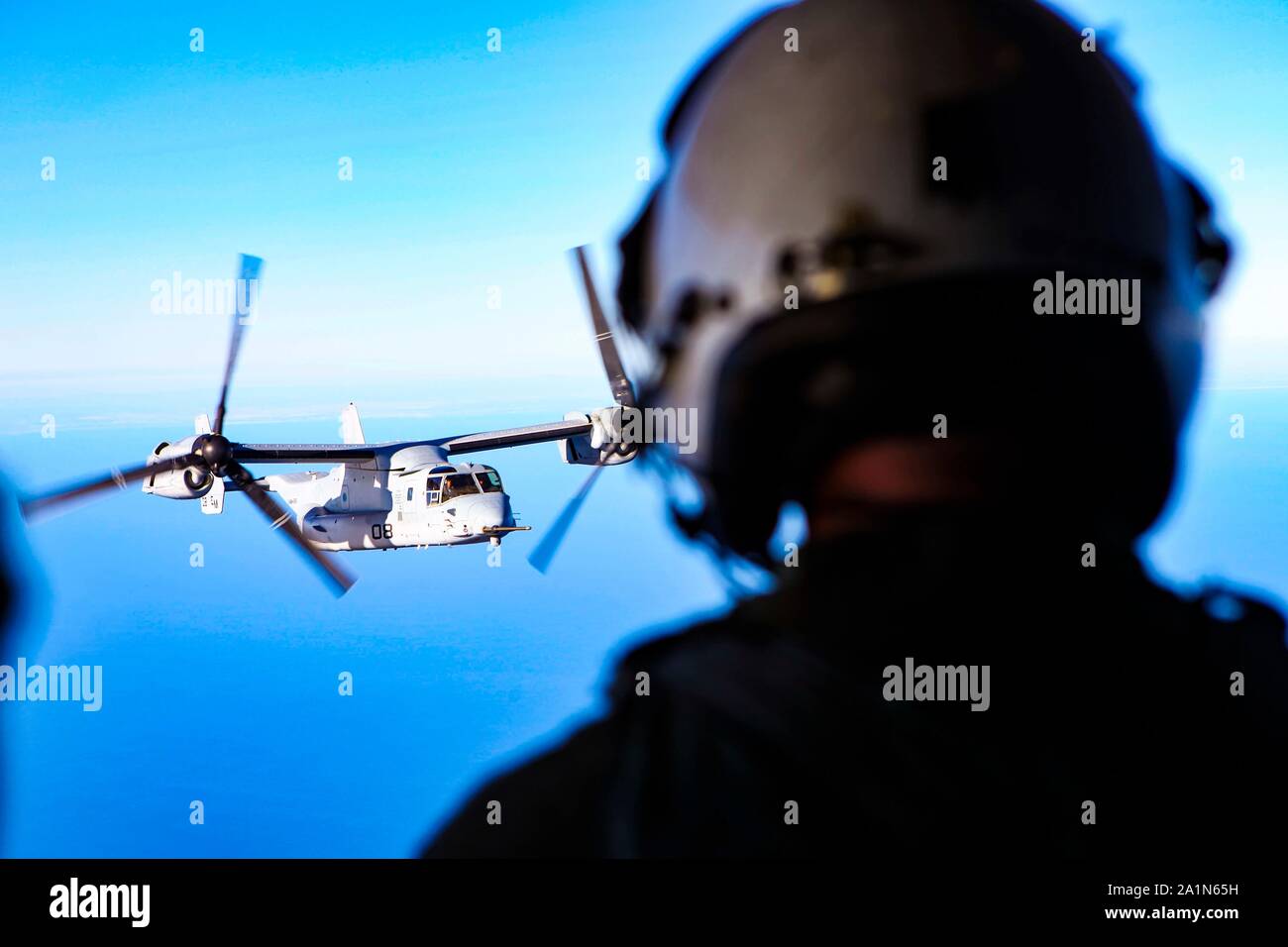 Ein U.S. Marine Corps MV-22 B Osprey mit speziellen Zweck Marine Air-Ground Task Force-Crisis Response-Africa 19.2, Marine Kräfte in Europa und in Afrika, bereitet der Luftbetankung Proben vor der spanischen Küste, Sept. 24, 2019 auszuführen. Der Aviation combat Element probt die Luftbetankung Kenntnisse zu erhalten und die operative Reichweite der MV-22 erhöhen. SPMAGTF-CR-AF ist eingesetzt Krise - Reaktion und Theater zu leiten - Security Operations in Afrika und die Förderung der regionalen Stabilität durch die Durchführung von militärischen Übungen in ganz Europa und Afrika. (U.S. Marine Corps Foto Stockfoto