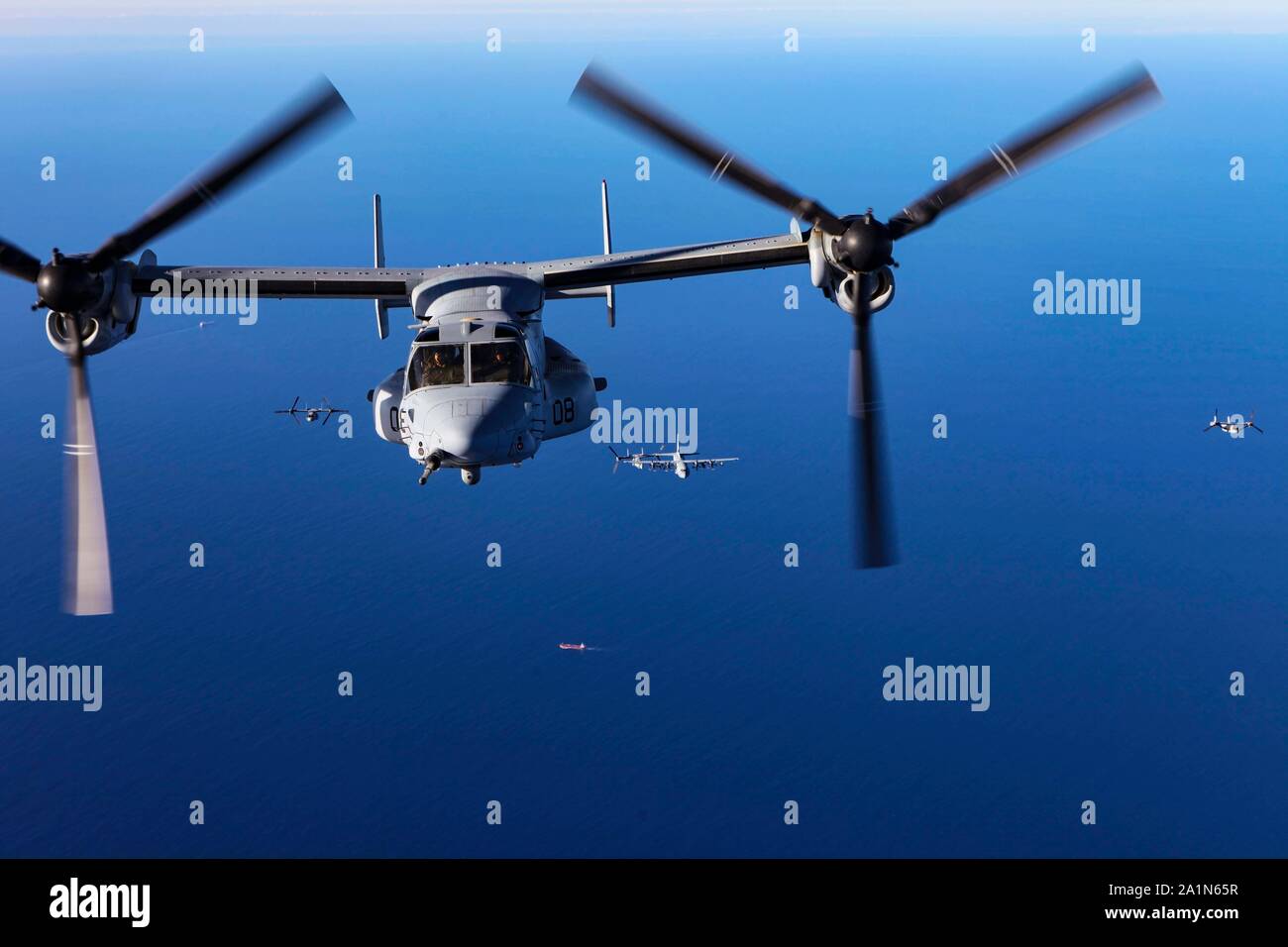 Ein U.S. Marine Corps MV-22 B Osprey mit speziellen Zweck Marine Air-Ground Task Force-Crisis Response-Africa 19.2, Marine Kräfte in Europa und in Afrika, bereitet der Luftbetankung Proben vor der spanischen Küste, Sept. 24, 2019 auszuführen. Der Aviation combat Element probt die Luftbetankung Kenntnisse zu erhalten und die operative Reichweite der MV-22 erhöhen. SPMAGTF-CR-AF ist eingesetzt Krise - Reaktion und Theater zu leiten - Security Operations in Afrika und die Förderung der regionalen Stabilität durch die Durchführung von militärischen Übungen in ganz Europa und Afrika. (U.S. Marine Corps Foto Stockfoto