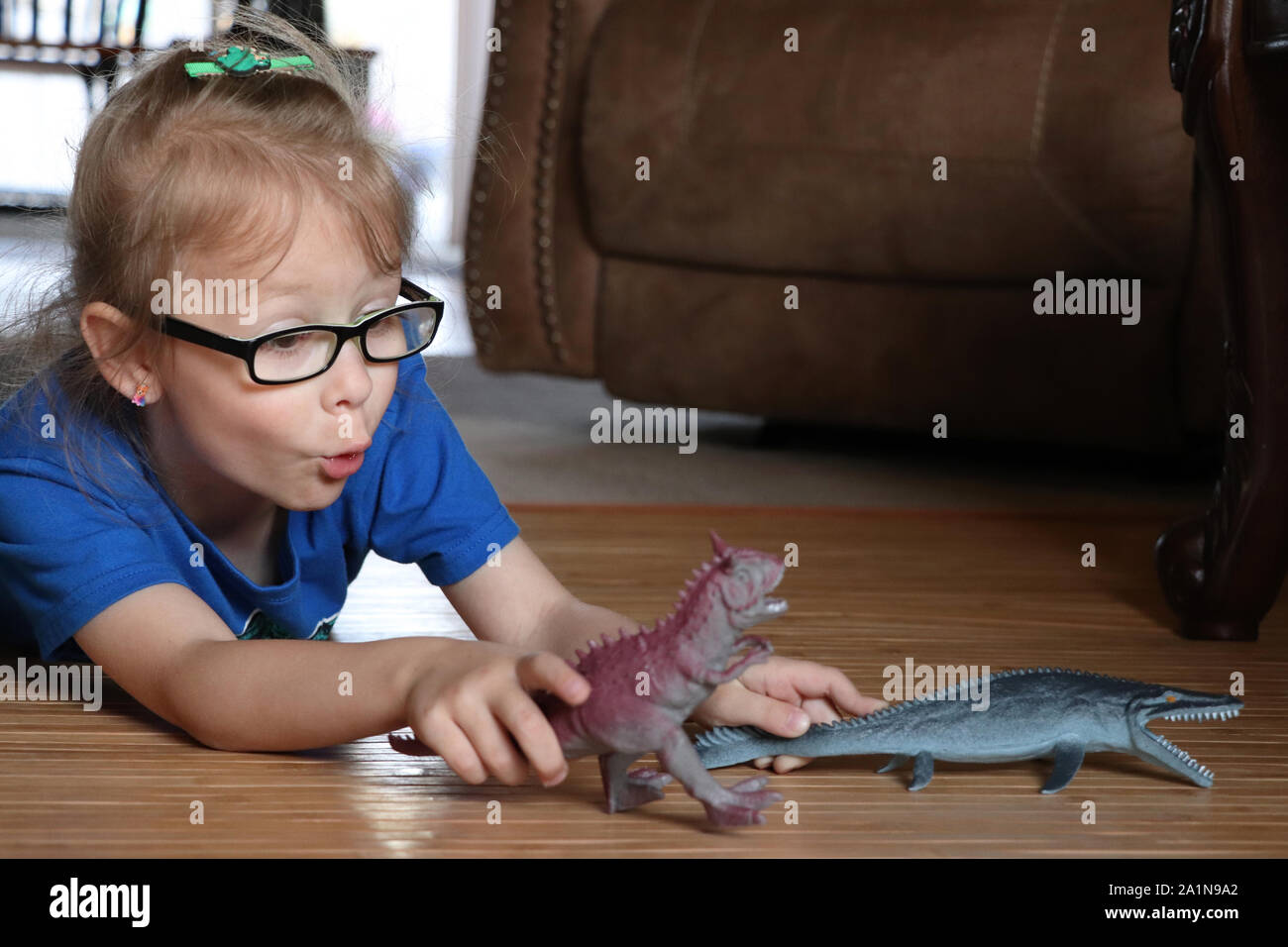 Kinder spielen mit Spielzeug Dinosaurier Stockfoto