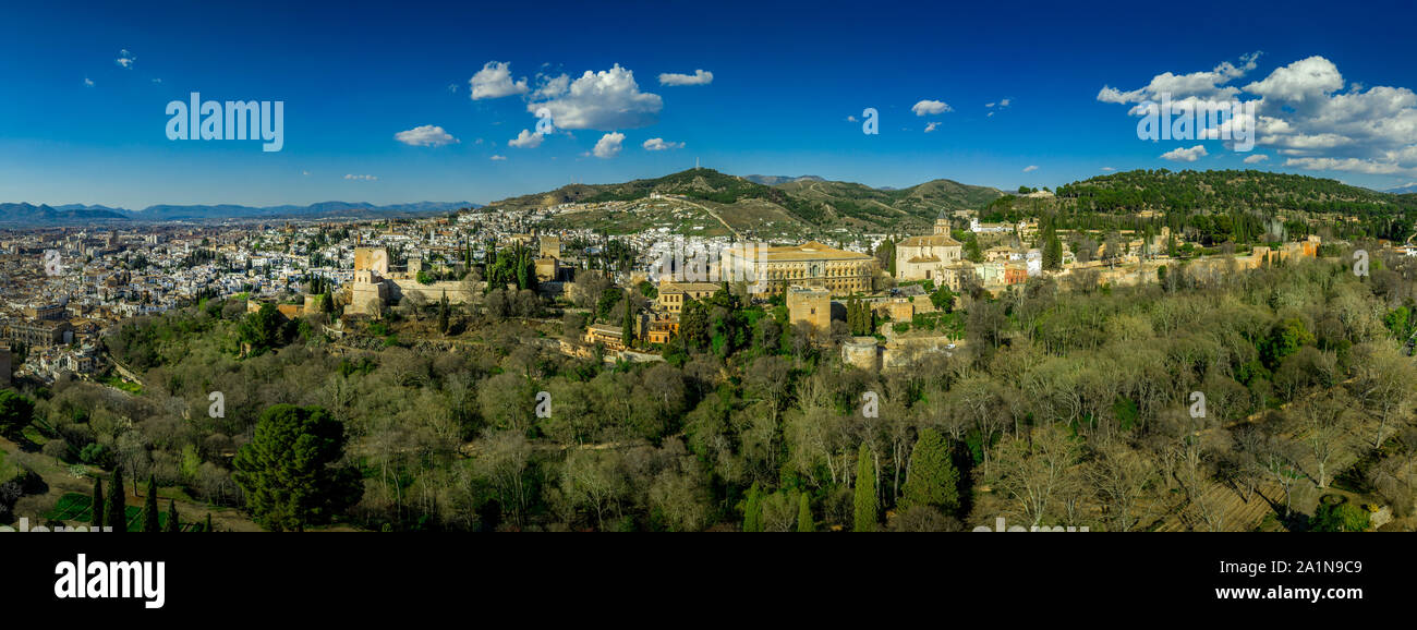 Luftaufnahme der Innenhof des Palastes von Charles V in Granada Spanien mit den umliegenden arabischen Garten in der Alhambra Stockfoto