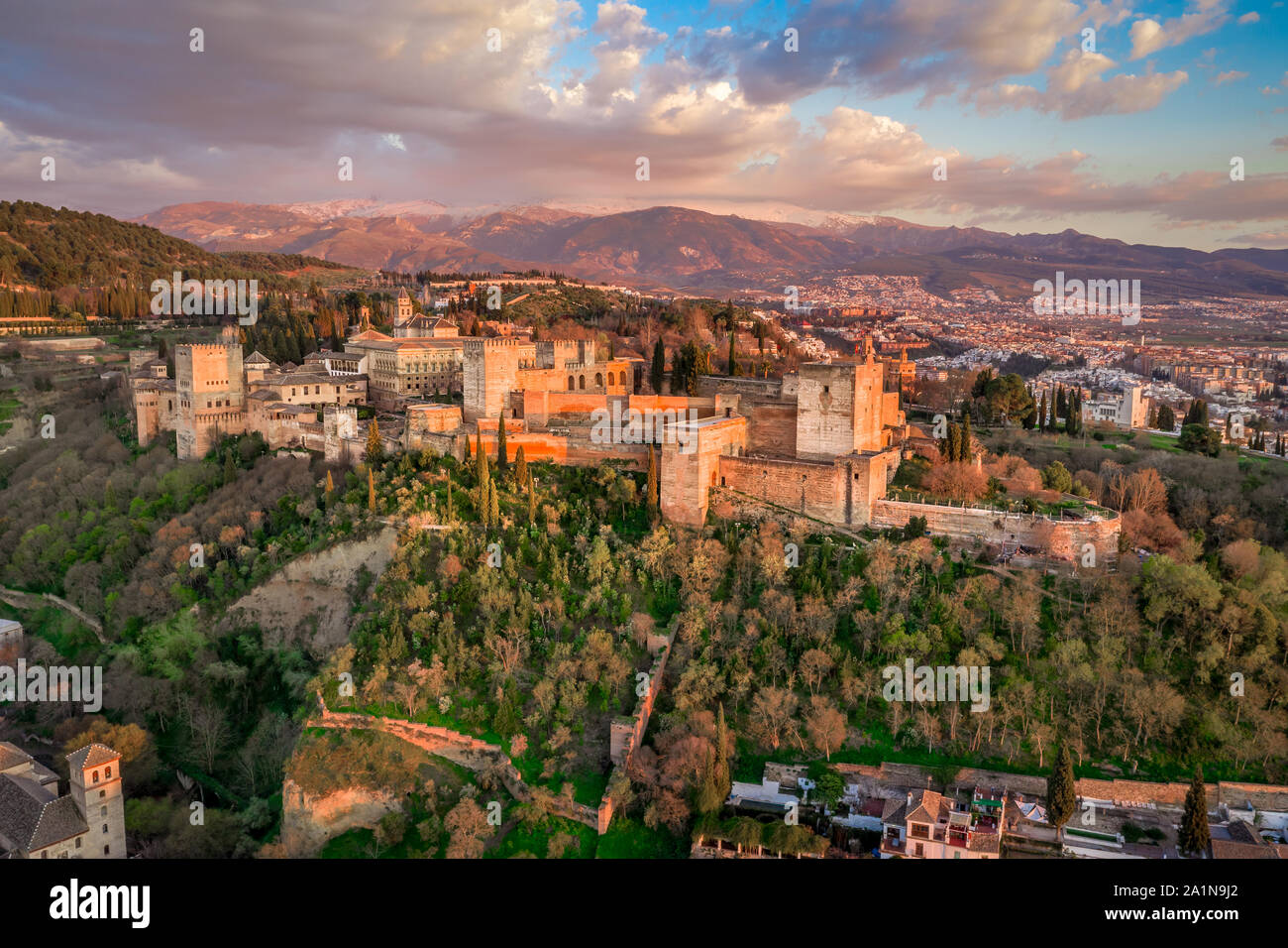 Antenne Sonnenuntergang Panorama Blick auf die Alhambra Festung und Schloss Komplex mit umliegenden mittelalterlichen Mauern und Türme in Granada Andalusien Spanien Stockfoto