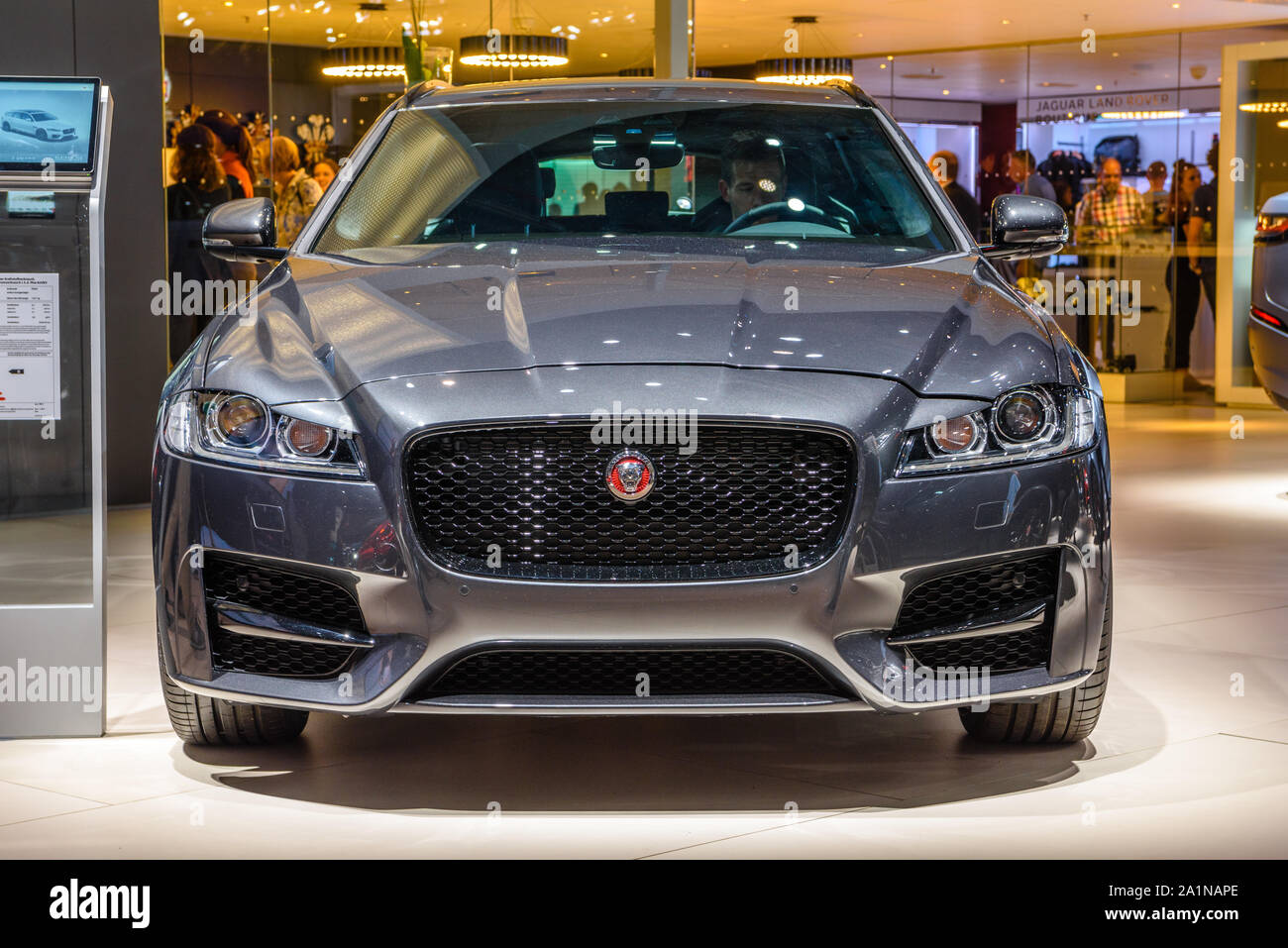 FRANKFURT, Deutschland - September 2019: Silber grau Jaguar XF Limousine, Iaa Auto Ausstellung. Stockfoto