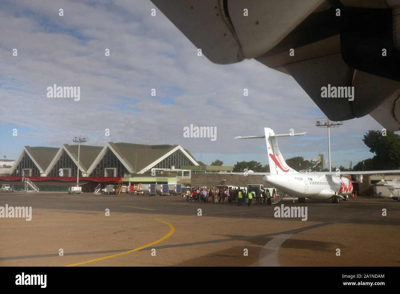 Menschen auf Asphalt warten an Bord Flugzeug Der internationale Flughafen Ivato, Antananarivo, Madagaskar. Keine PR oder MR. Stockfoto