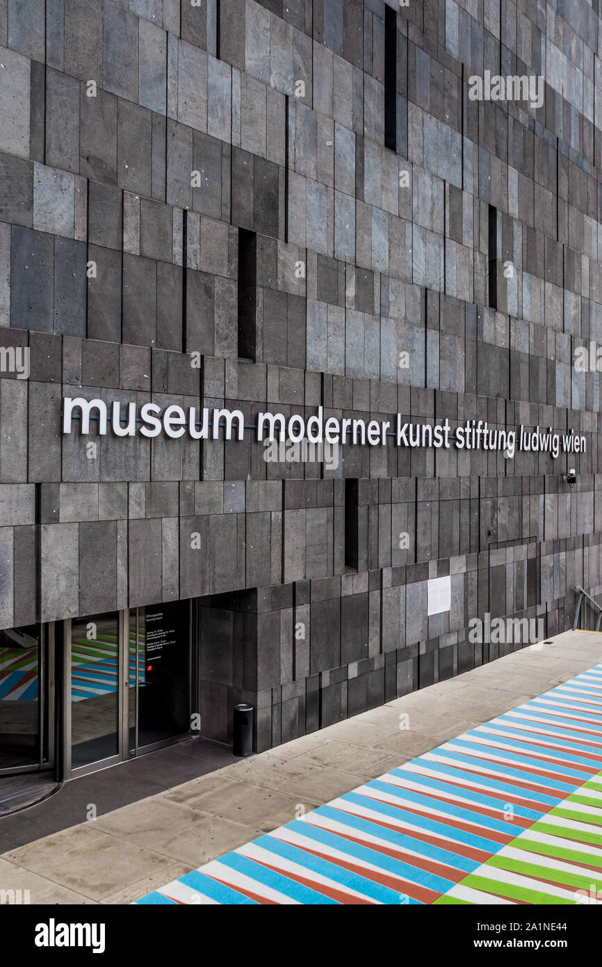 MUMOK - Museum für moderne Kunst (gekleidet in Basalt Lava) im Museumsquartier Wien, Österreich. Stockfoto