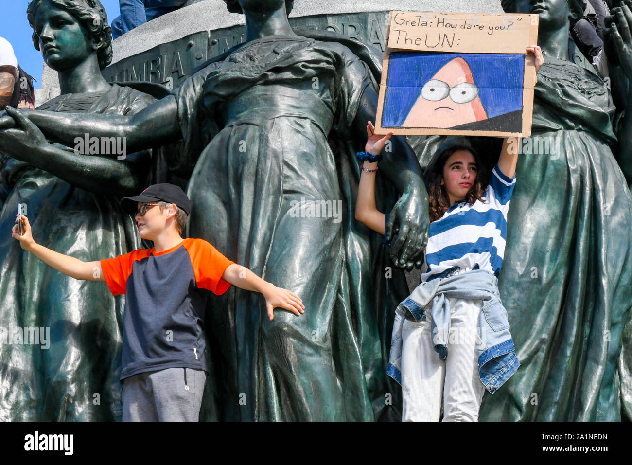 Jungen Demonstranten hängen an dem Denkmal für Sir George-Étienne Cartier. In Montreal, Kanada, eine halbe Million Menschen kamen, um das globale Klima Streik am 27. September 2019. Sie forderten mehr konkrete Maßnahmen von Behörden, die globale Erwärmung und den Klimawandel Stockfoto