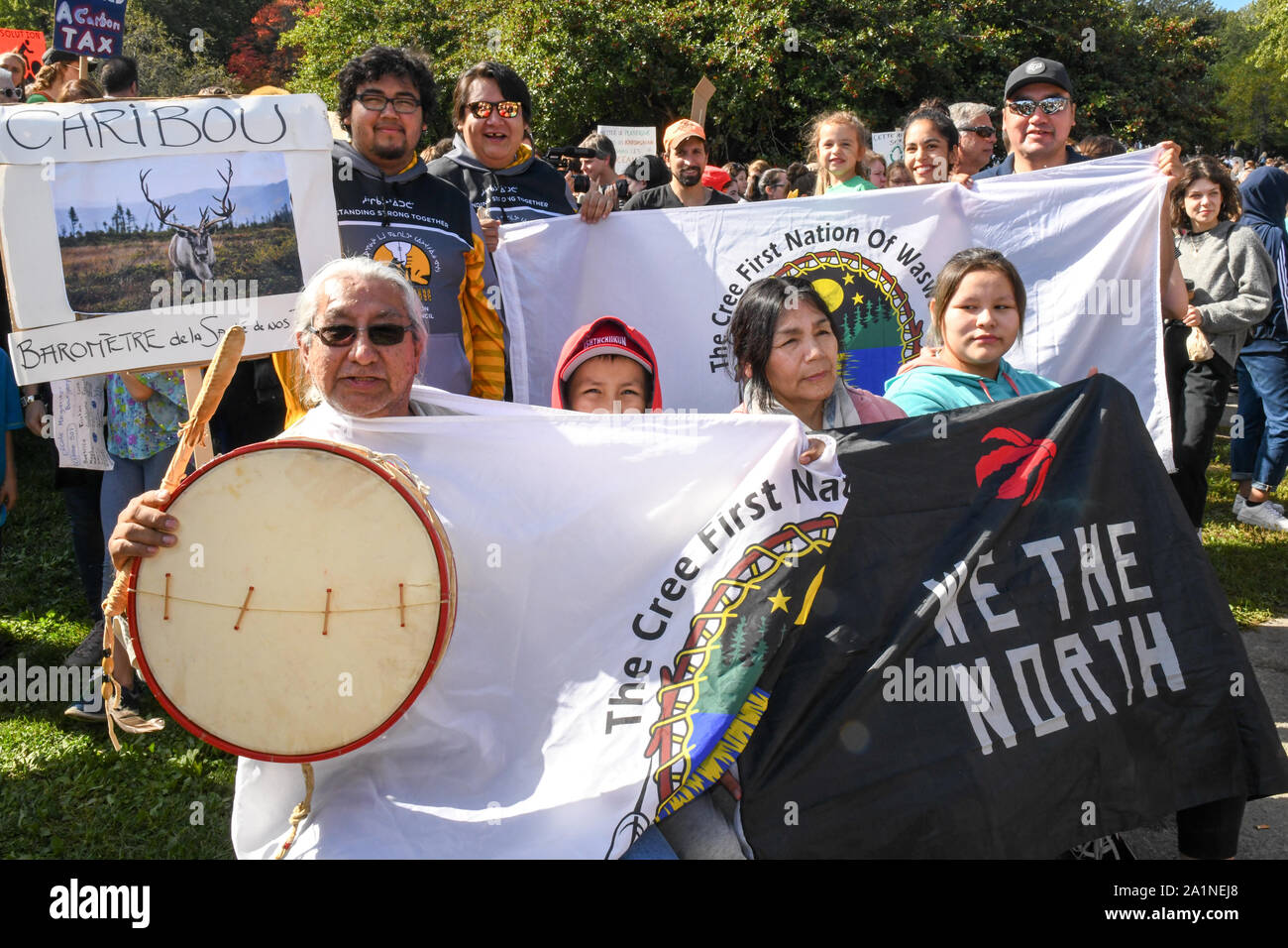 Die kanadischen Ureinwohner trat der eine halbe Million Menschen, die das globale Klima Streik am 27. September ging, 2019 in Montreal, Kanada. Sie forderten mehr konkrete Maßnahmen von Behörden, die globale Erwärmung und den Klimawandel zu begegnen. Stockfoto