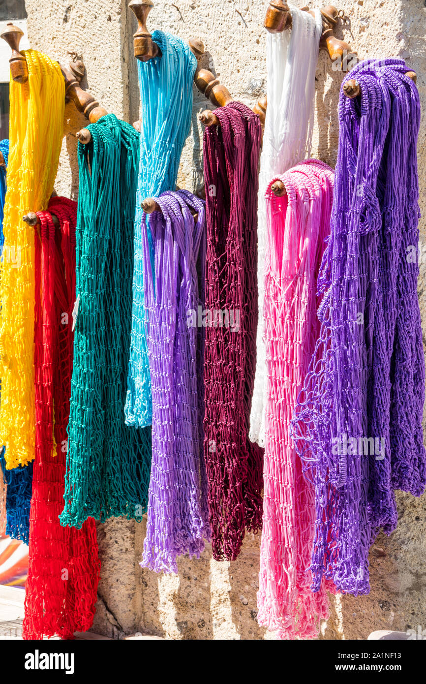 Farbenfroher Net Taschen Aufhängen außerhalb ein Shop in Alacati, Türkei Stockfoto