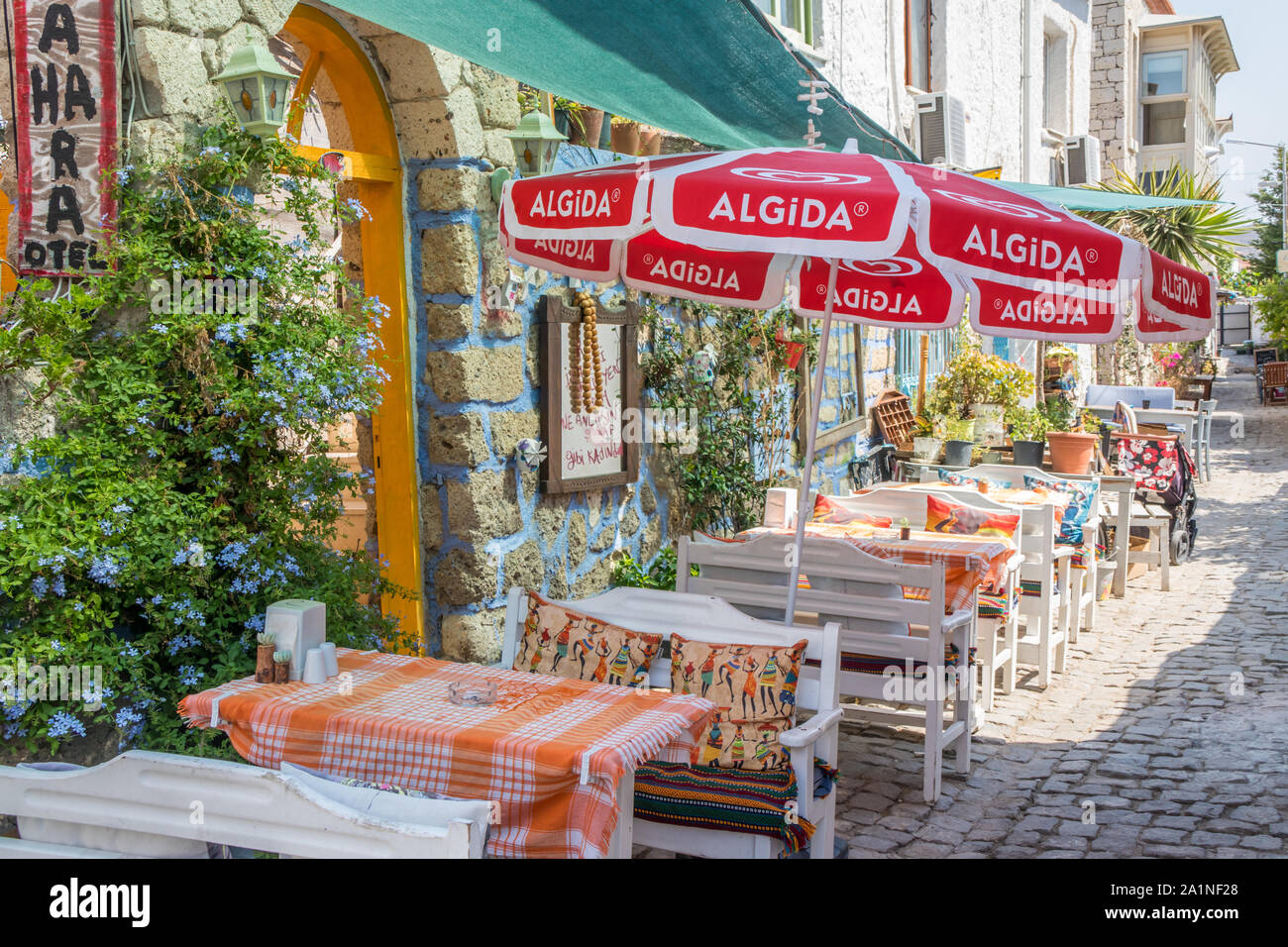 Alacati, Türkei - 4. September 2019: typischen Restaurant in gepflasterten Straße. Die Stadt ist bei Touristen beliebt im Sommer Stockfoto