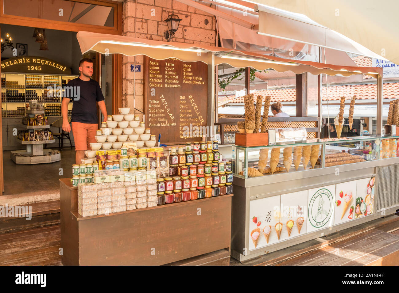 Alacati, Türkei - 5 September 2019: Eis und Konserven kaufen. Die Stadt ist ein beliebtes Ziel für Touristen. Stockfoto