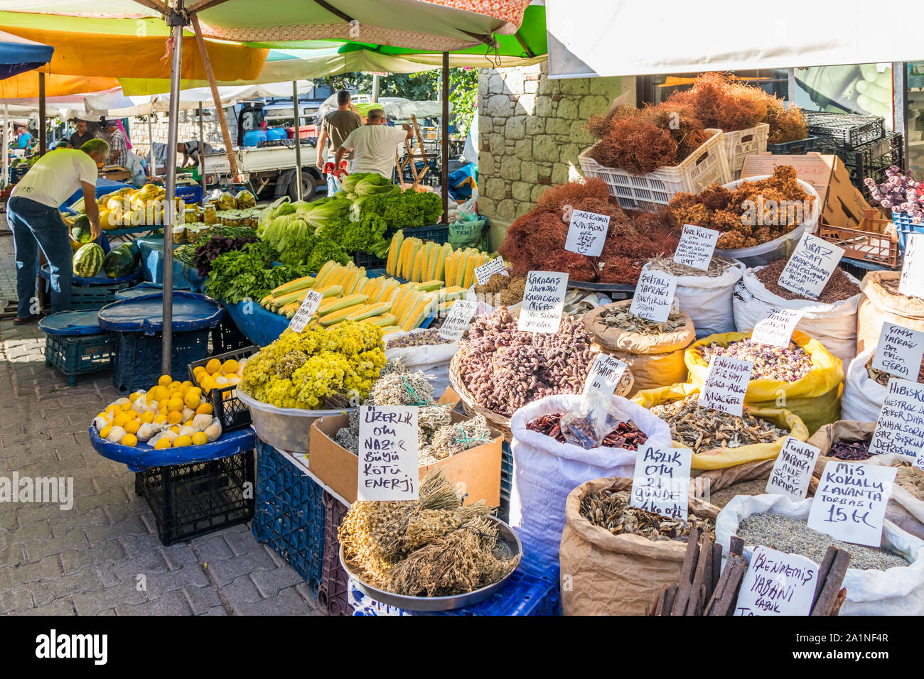 Alacati, Türkei-Am 7. September 2019: Marktstand auf dem Markt am Samstag. Der Markt ist einmal in der Woche statt. Stockfoto