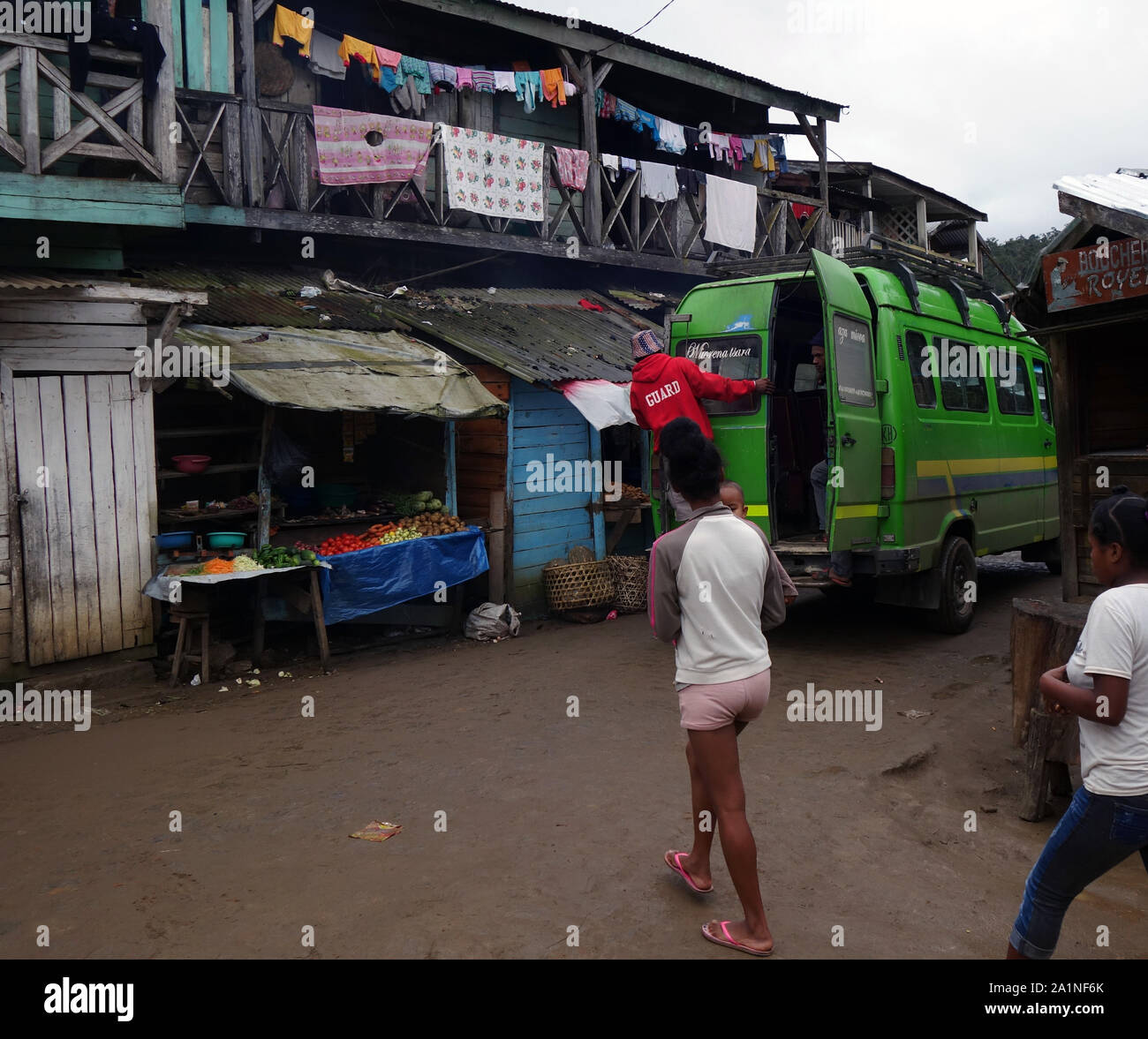 Grüne taxi-brousse Laden in der Hauptstraße von Andasibe, Madagaskar. Keine PR oder MR. Stockfoto