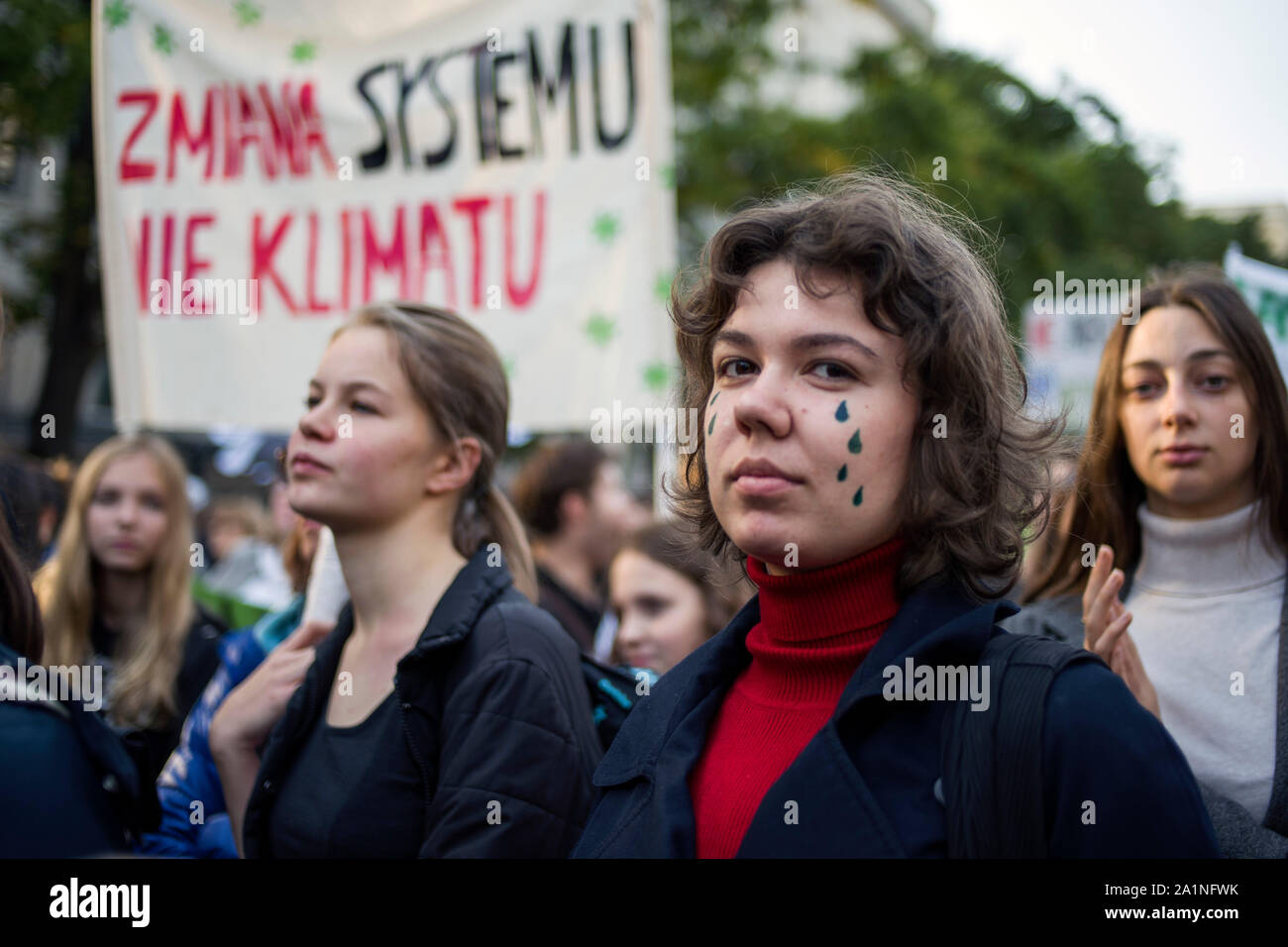 Ein Mädchen in der Menge mit gemalten Tränen Teil nimmt während der Demonstration. Demonstranten auf die Strasse auf der ganzen Welt für eine weitere Runde des globalen Klimawandels Streiks und in Warschau tausende Bürger nahmen an einem Marsch für das Klima der Erde - eine unabhängige, Gras organisiert - Wurzeln Bürgerbewegung, die gegründet wurde, um zu helfen, den Klimawandel, während eine Gruppe von Aktivisten vor dem Aussterben Rebellion Organisation nach der Klima März die größte Schnittmenge von Warschau blockiert abhalten. Einige Aktivisten ein Globus geformten Zelt in eine Fahrspur der Straße. Eine Gruppe von ca. 20 Personen die Stockfoto