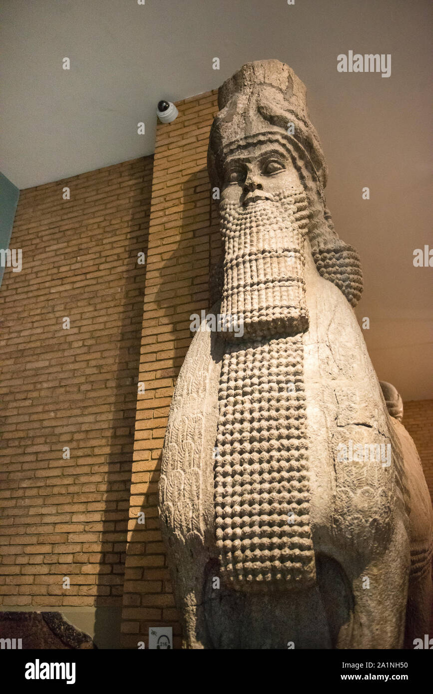 Kolossale assyrischen Stein Skulptur eines menschlichen - vorangegangen geflügelten Stier vom Palast von Khorsabad. British Museum Zimmer 10, Assyrien. Sargon II. Vorderansicht. Stockfoto