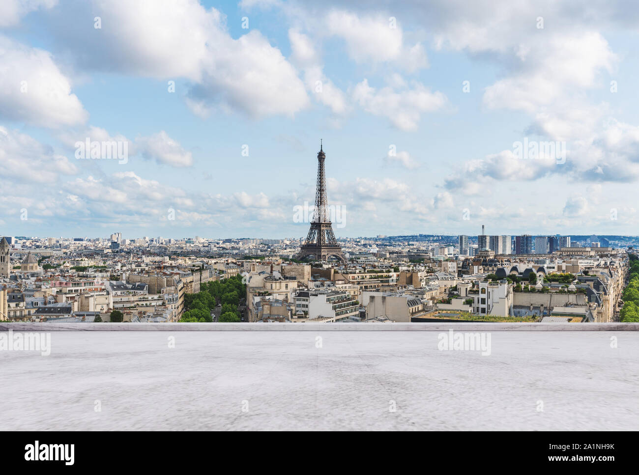 Eiffel Turm, Wahrzeichen und Reiseziel in Frankreich, Paris mit leeren konkrete Terrasse Stockfoto