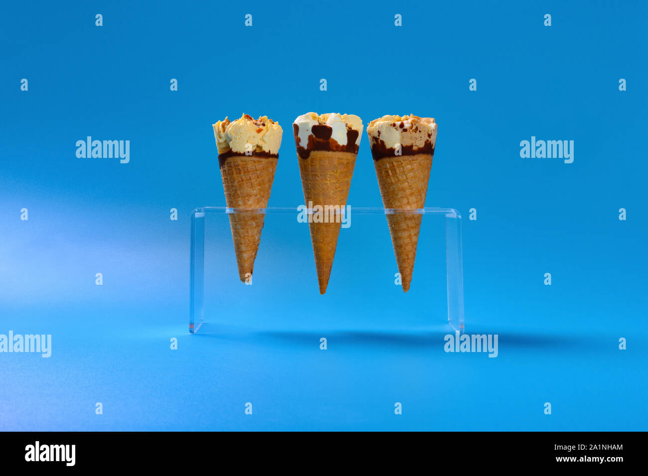 Seitenansicht der drei anderen Geschmack Eis auf blauem Hintergrund Stockfoto