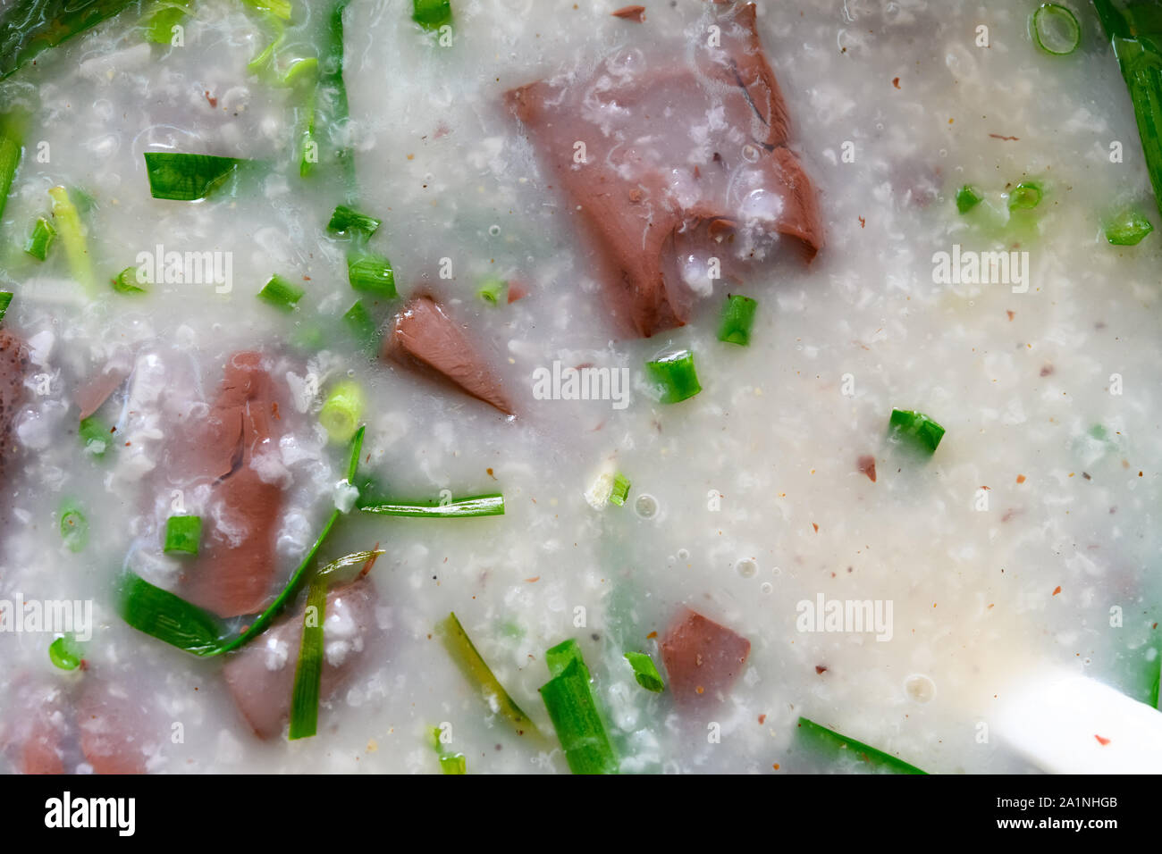 Traditionelle Chinesische Porridge mit Schweineblut und Schnittlauch Stockfoto