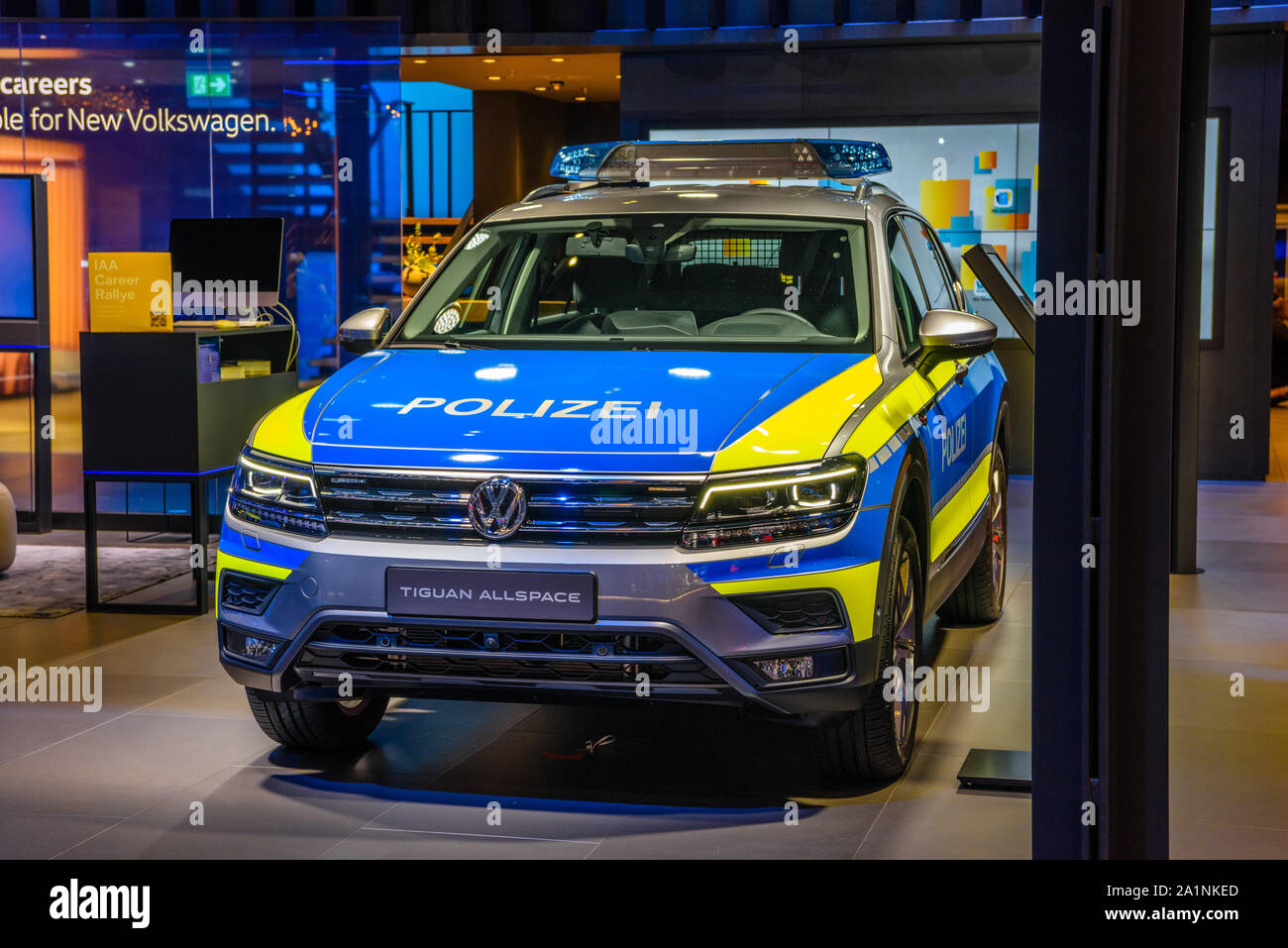 FRANKFURT, Deutschland - September 2019: blau gelb Polizei VOLKSWAGEN VW Tiguan 2. Generation 5 N SUV, Iaa Auto Ausstellung. Stockfoto