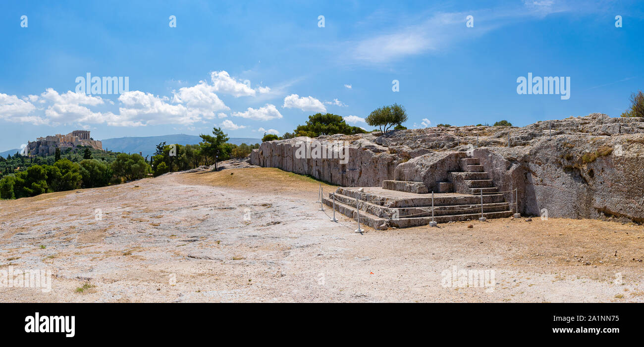 Die Pnyx Schritte, wo die Demokratie war geboren. Panorama mit Blick auf die Akropolis Hügel im Hintergrund Stockfoto
