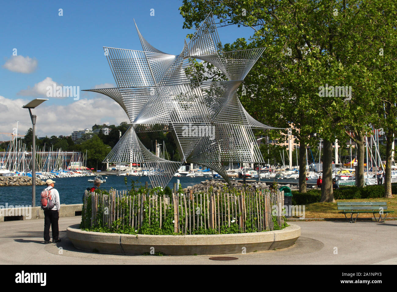 Lausanne, Schweiz - 29. Juli 2019: Die geometrische Skulptur Ouverture au Monde (Öffnung zur Welt) durch von Angel Duarte Jiménez in 1973 Stockfoto