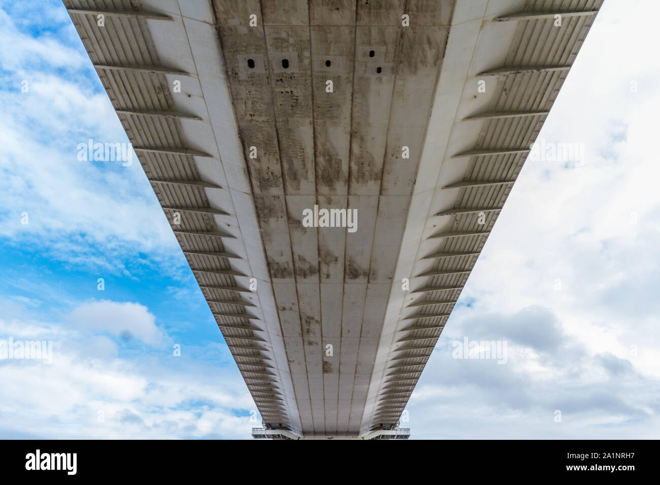 Unter dem alten Severn Crossing Suspension Bridge. Die Unterseite der Brücke, Landschaft. Stockfoto