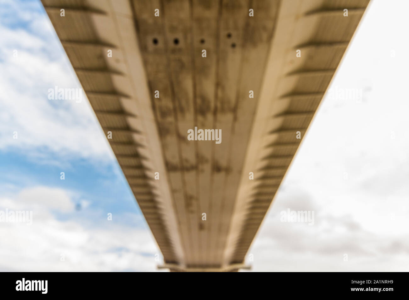 Verschwommenes Bild unter dem Alten Severn Crossing Suspension Bridge. Die Unterseite der Brücke, Landschaft. Stockfoto