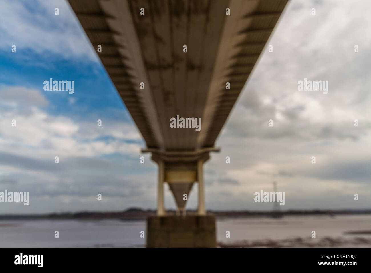 Unter dem alten Severn Crossing Suspension Bridge. Die Unterseite der Brücke, Landschaft. Stockfoto