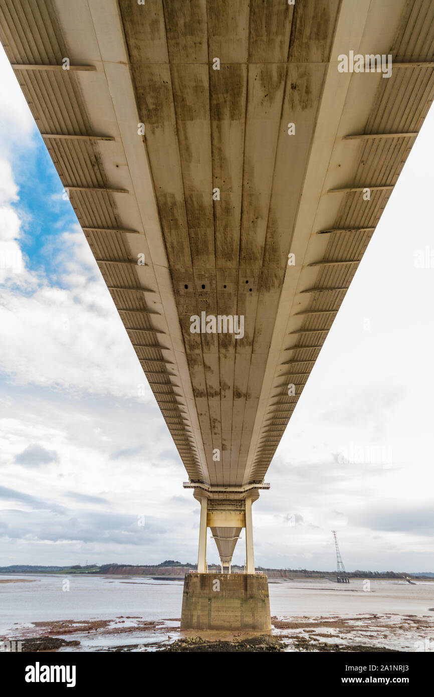 Unter dem alten Severn Crossing Suspension Bridge. Die Unterseite der Brücke, Portrait. Stockfoto