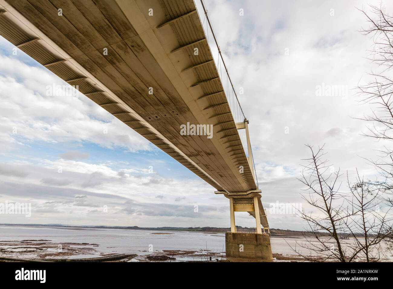 Unterseite des Severn Crossing Suspension Bridge. Beachley, England, Vereinigtes Königreich Stockfoto