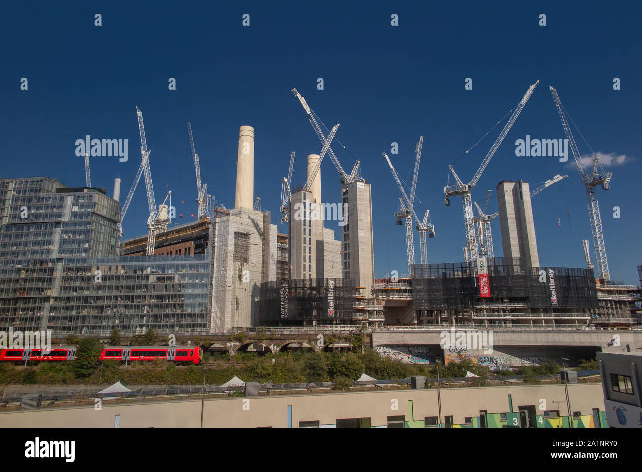 Der Gatwick Express fährt vorbei Battersea Power Station an einem sonnigen Tag Stockfoto