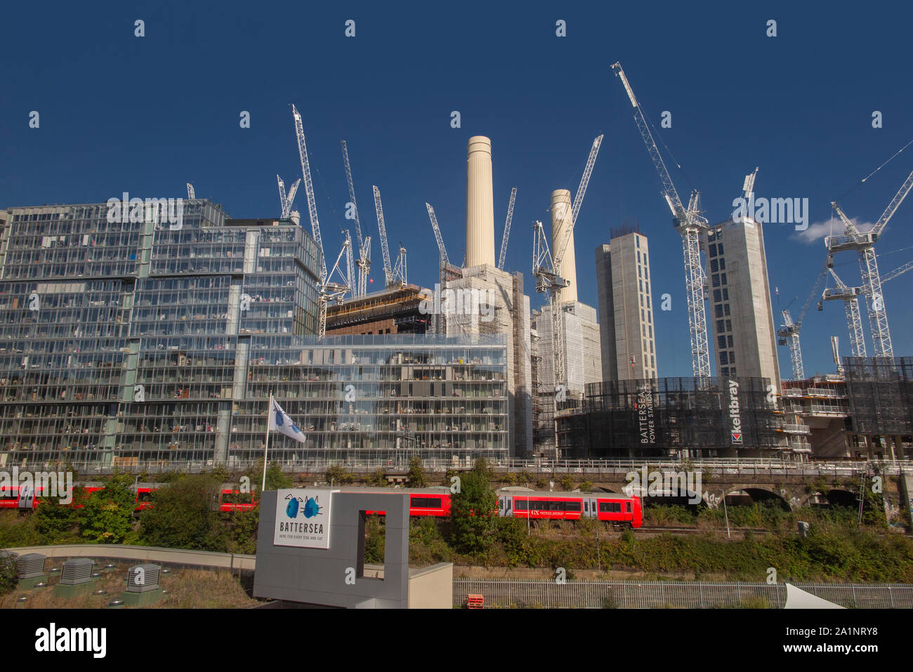 Der Gatwick Express fährt vorbei Battersea Power Station an einem sonnigen Tag Stockfoto