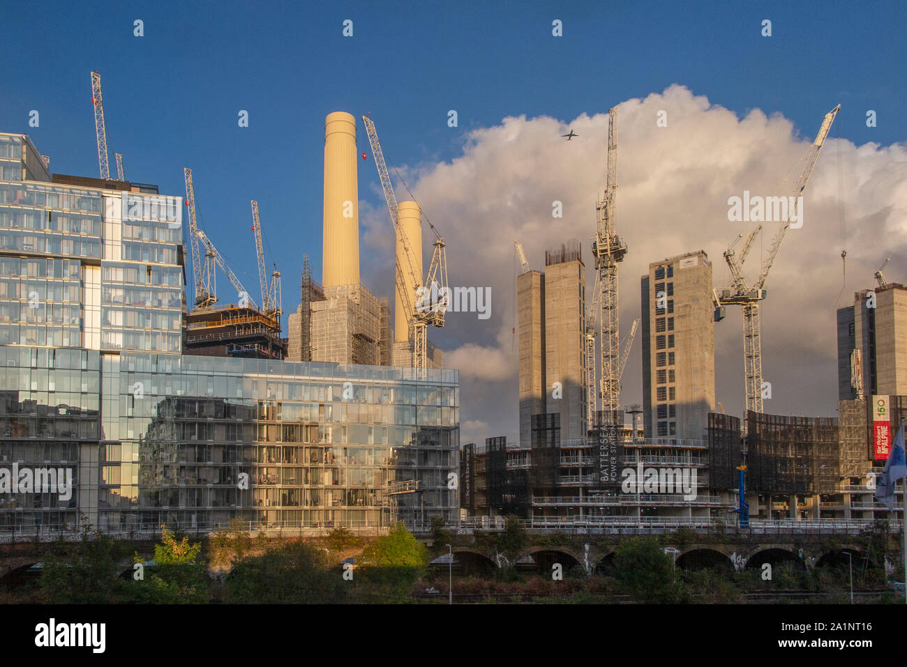 Die Baustelle, wo Gas Tanks einmal neben Battersea Power Station auf einem sonnigen Abend stand Stockfoto
