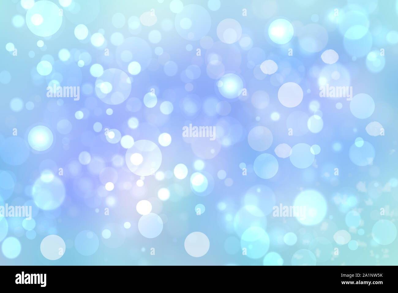 Weihnachten blauen Hintergrund. Abstrakte hellblau Winter Hintergrund Textur mit Schnee und Schneeflocken und einem blauen Himmel. Schönen winter Abbildung mit Spa Stockfoto