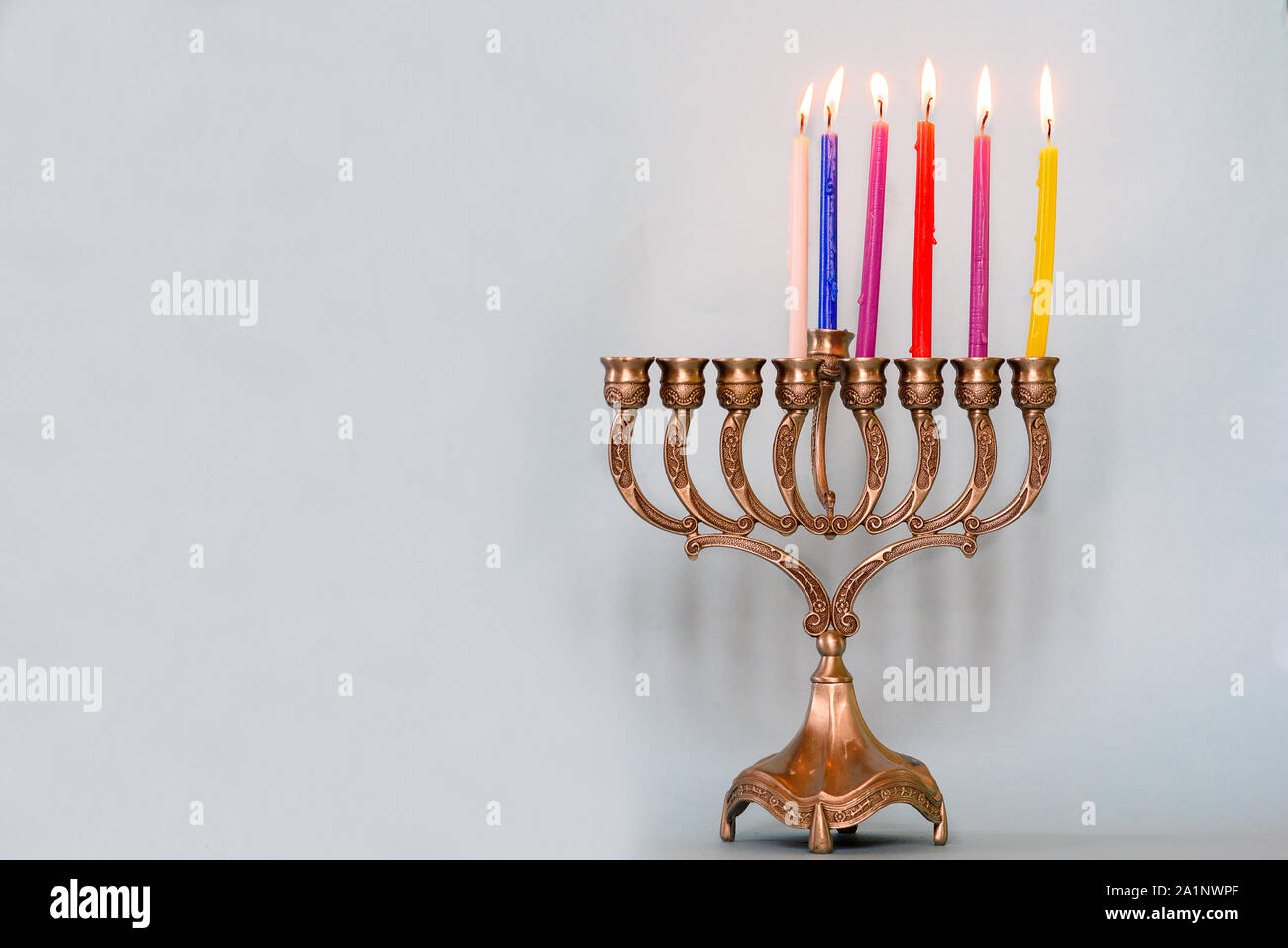 Fünfter Tag von Hanukkah mit brennenden Kerzen in bunten Hanukkah Menorah traditionellen Kandelaber. Chanukkah - jüdische Feiertag. Jede Nacht eine andere Kerze wird hinzugefügt. Kopieren Sie Platz für Text. Stockfoto