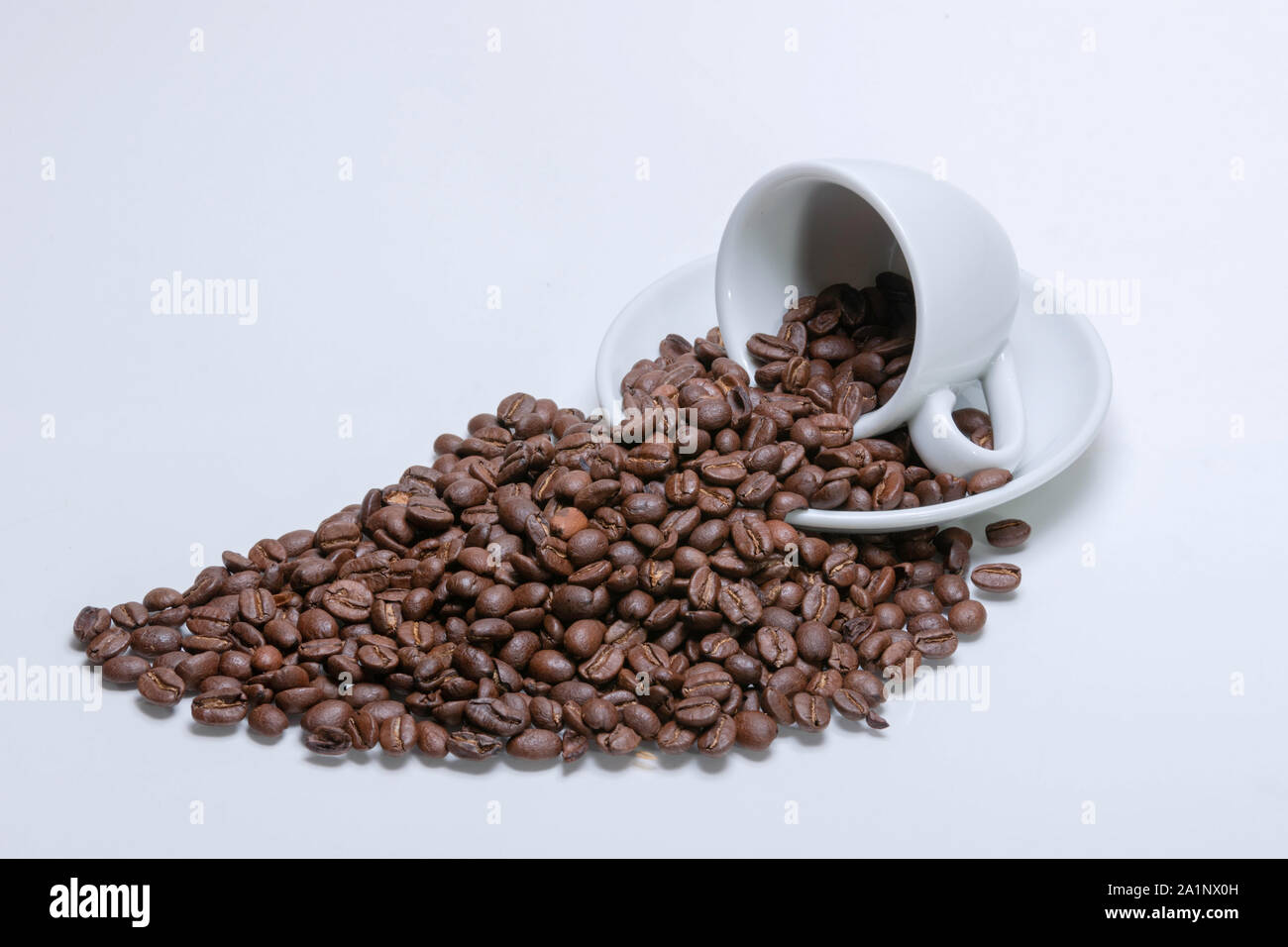 Tasse Kaffee mit Kaffeebohnen Stockfoto