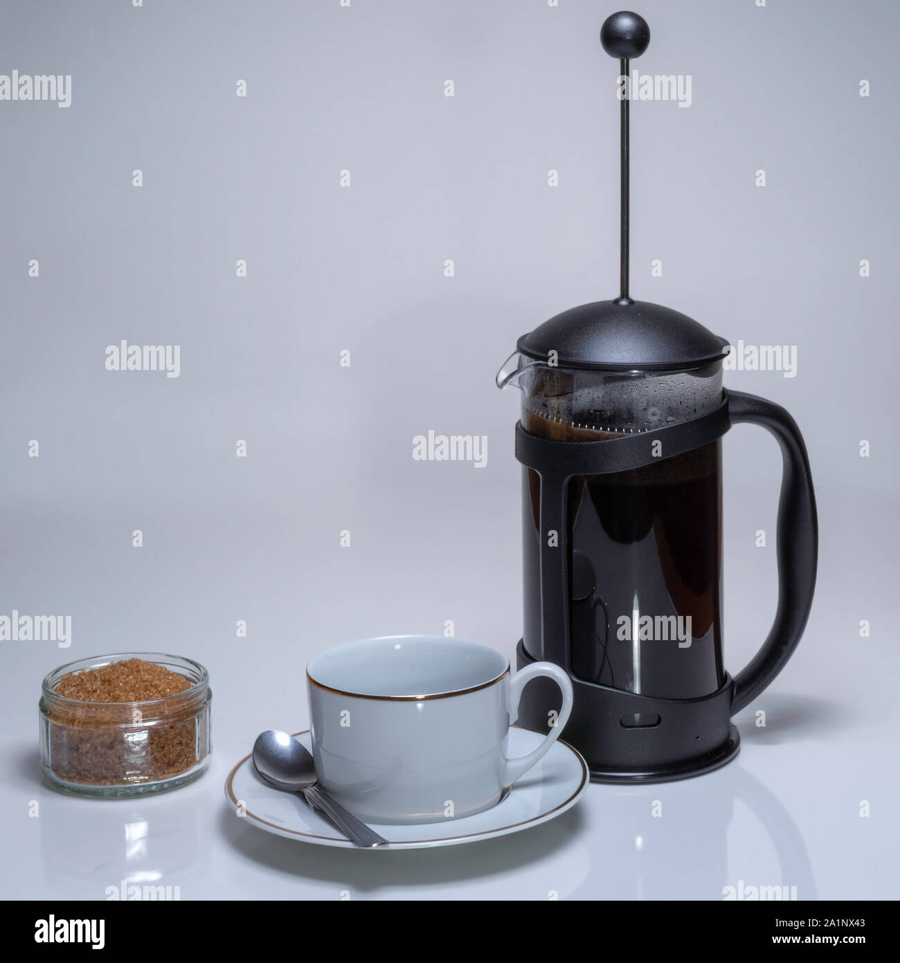 Tasse Kaffee mit Cafeteria und Zucker Stockfoto