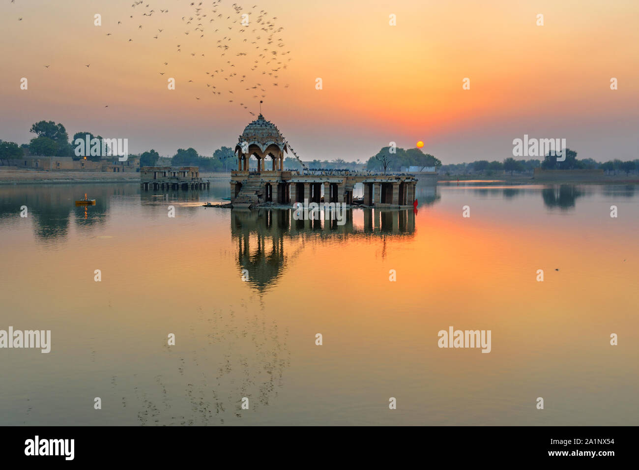 Gadisar See am Morgen bei Sonnenaufgang. Man-made Wasserbehälter mit Tempeln in Jaisalmer. Rajasthan. Indien Stockfoto