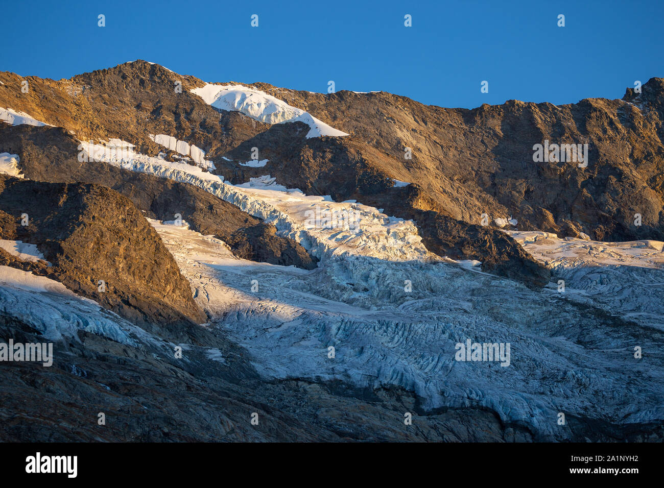 Krimmler Kees Gletscher. Séracs und Gletscherspalten. Sonnenuntergang Sonnenlicht. Krimmler Achental. Nationalpark Hohe Tauern. Österreichischen Alpen. Glaziologische Aspekte. Stockfoto