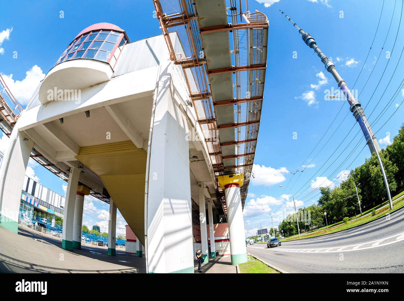 Moskau, Russland - Juli 8, 2019: Teletsentr Station des Moskauer monorail Straße mit Blick auf Fernsehturm Ostankino auf dem Hintergrund Stockfoto