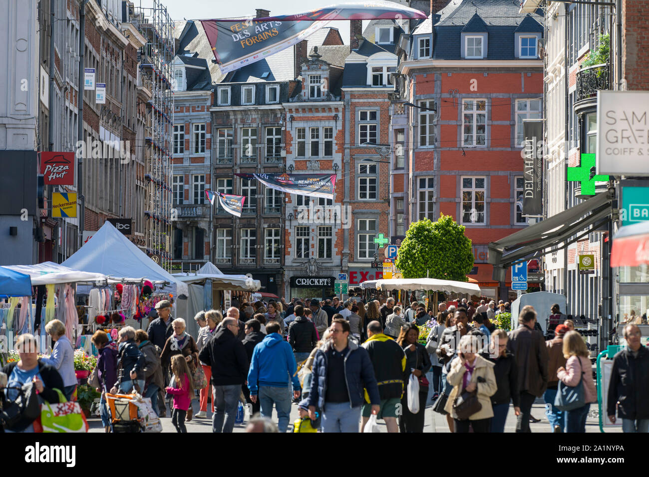 Markt in der Rue de Fer, Altstadt von Namur, Wallonien, Belgien  Stockfotografie - Alamy