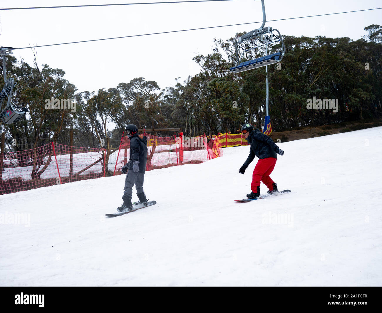 Menschen Ski auf Schnee im Mount Stiling Wald, Samstag, 21. September 2019, Australien. Stockfoto