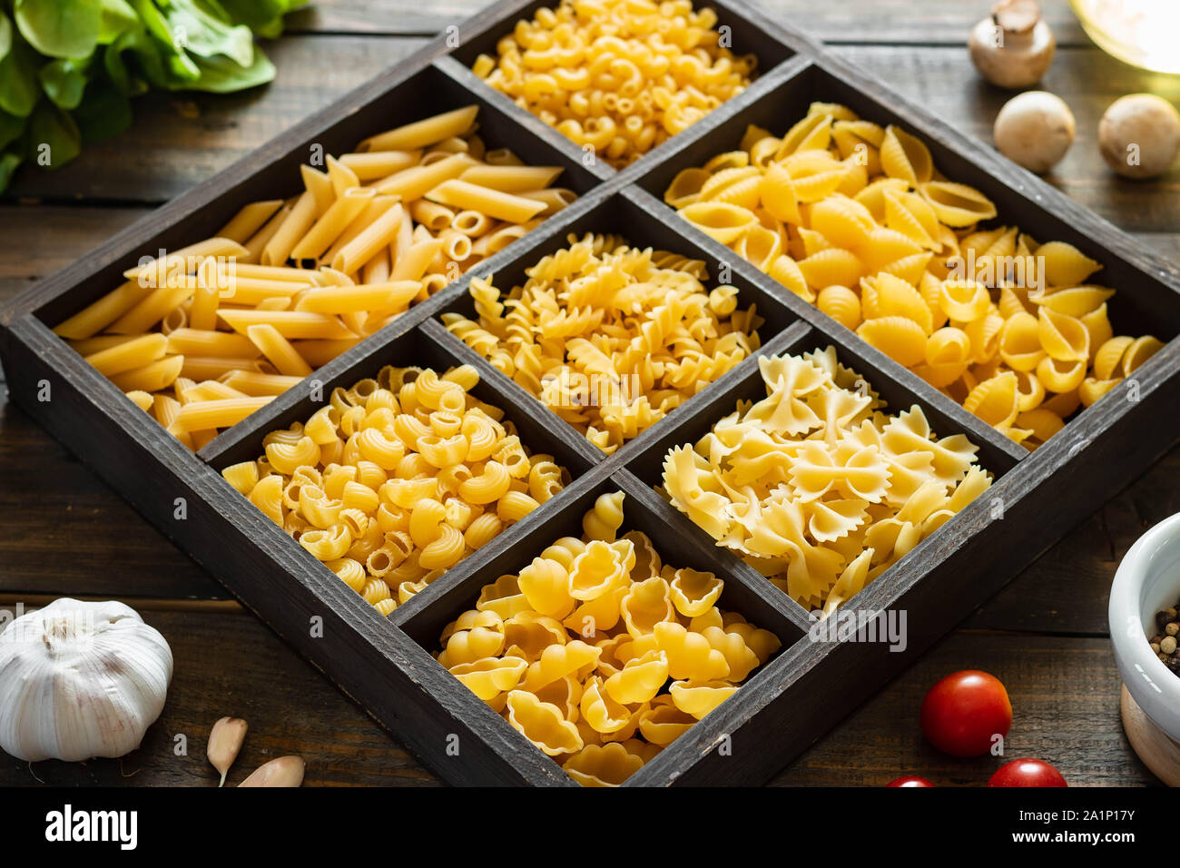 Verschiedene Arten von rohen Pasta. Italienisches Essen. Gesundes essen Hintergrund Konzept. Stockfoto