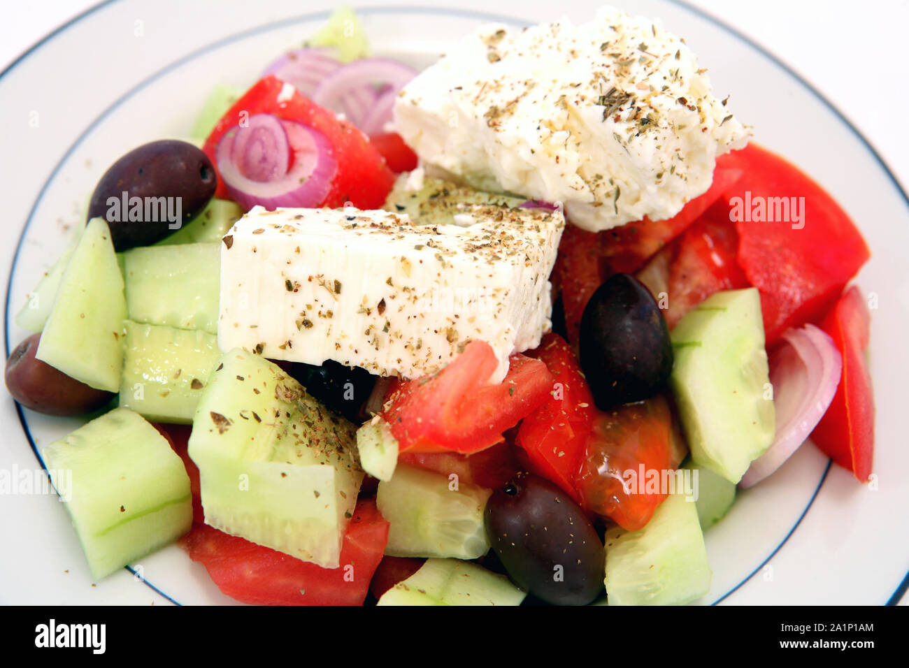 Traditioneller Griechischer Salat mit Tomaten, Gurken, Oliven, Zwiebeln, Schafskäse und sprengte mit Oregano Stockfoto