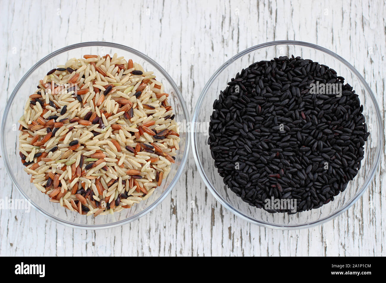 Zwei Tassen mit Reis: eine Mischung von Sorten und schwarzem Reis Stockfoto