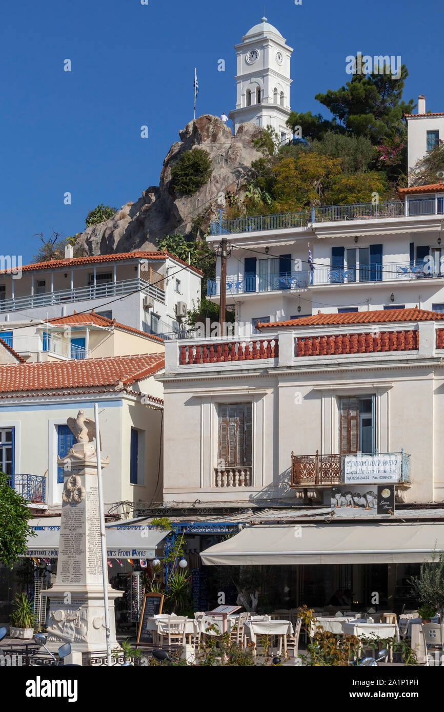 POROS, Griechenland - Oktober 25, 2012: Das Kriegerdenkmal und Glockenturm auf der griechischen Ägäis Insel Poros, in der Argo-Saronic Golf Stockfoto