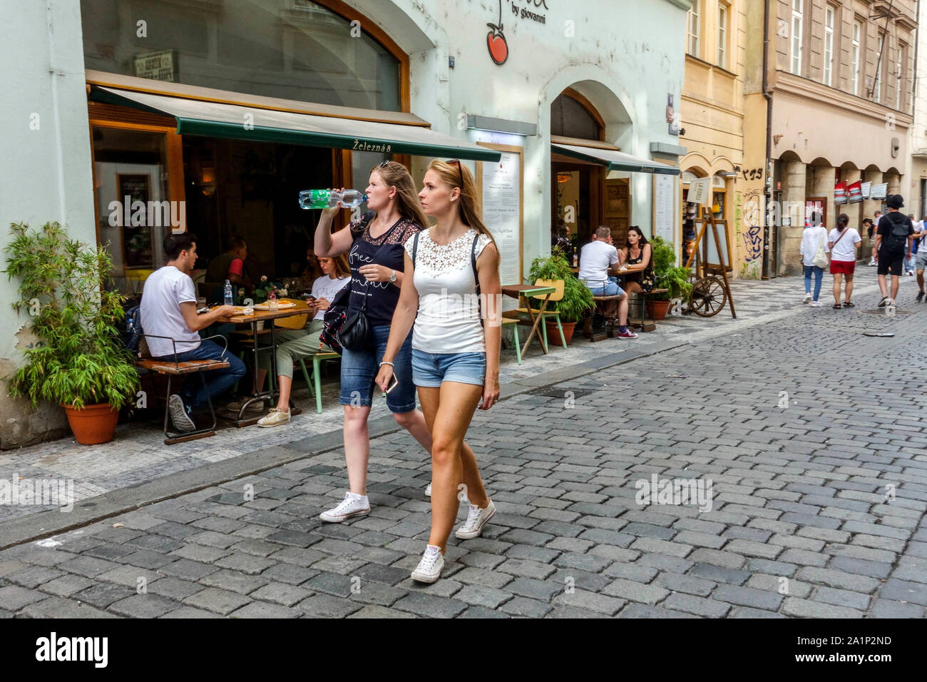 Menschen, zwei Frauen in der Zelezna-Straße, Touristen in der Altstadt Prag Tschechien gebratenes Kopfsteinpflaster Stockfoto Menschen, zwei Frauen in der Zelezna-Straße, Touristen in der Altstadt Prag Tschechien gebratenes Kopfsteinpflaster Stockfoto
