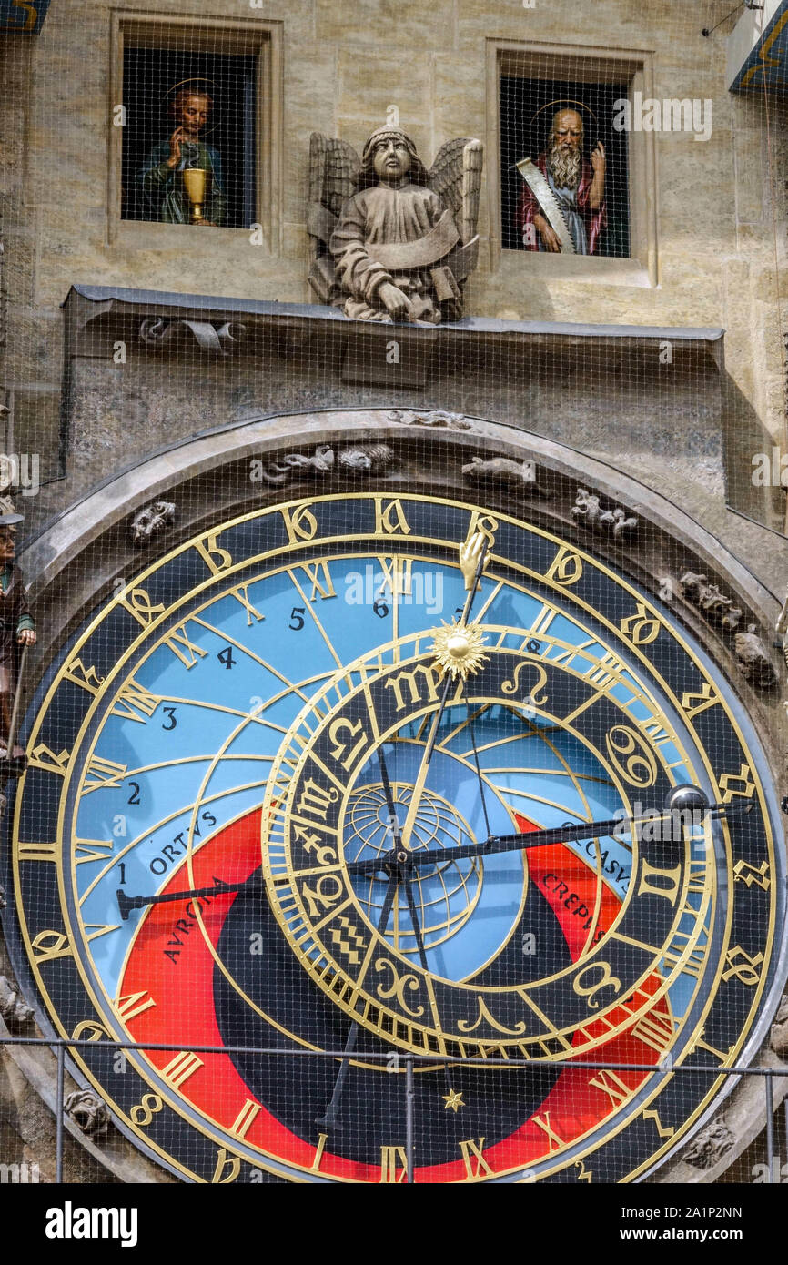 Prag Astronomische Uhr die Prager Uhr und Apostelfiguren, die sich in den  Fenstern des Rathausturms bewegen, blicken auf den Prager Altstädter Ring  Stockfotografie - Alamy