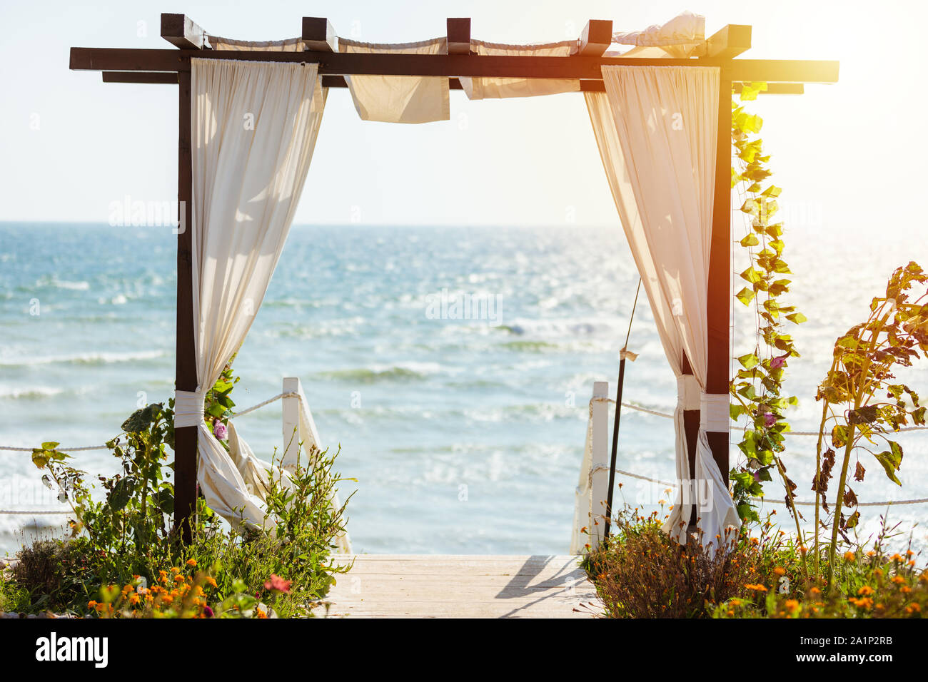 Dekoriert Archway mit Meer auf Hintergrund im Sommer Tag. Nützlich wie Reisen, Broschüre, Hochzeit, Präsentation Hintergrund Stockfoto