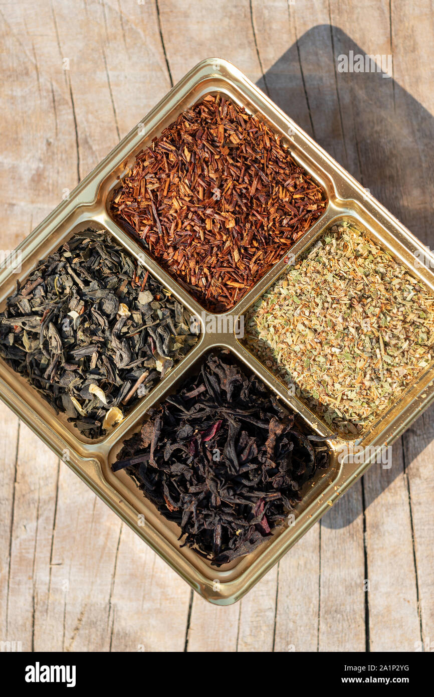 Sortierte vier Arten von trockenen Tee: Grüner, Black Leaf, Rooibos superior, Kräuter auf einer hölzernen Hintergrund gemischt Stockfoto