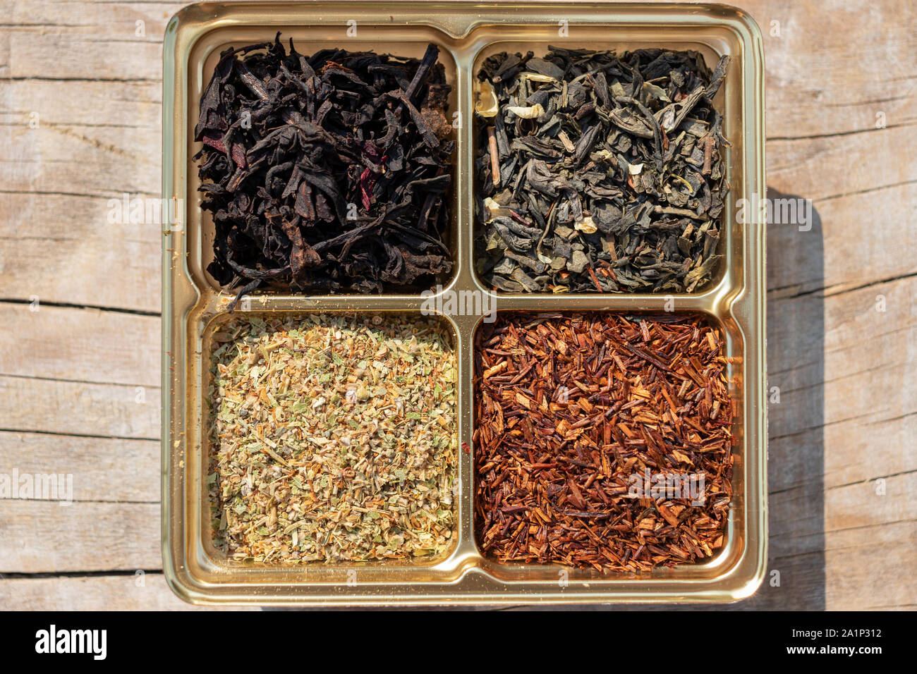 Sortierte vier Arten von trockenen Tee: Grüner, Black Leaf, Rooibos superior, Kräuter auf einer hölzernen Hintergrund gemischt Stockfoto